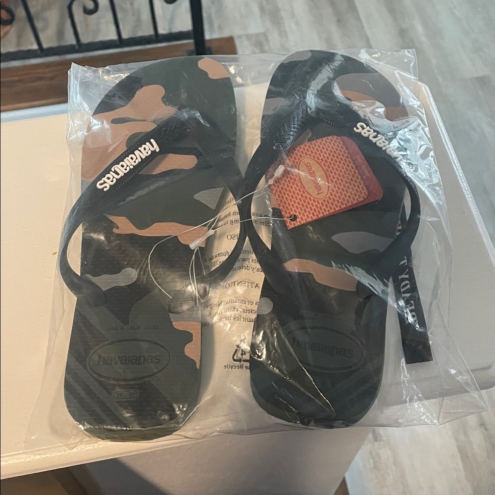 Havaianas Camouflage Flip Flops in Olive, Black, Brown - Picture 4 of 5